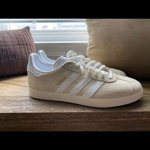 Adidas Gazelle Sneakers !! Comfortable and cute!